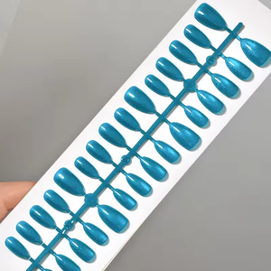 Venta al por Mayor de 30 Uñas Postizas de Color Azul Gema, Hechas a Máquina, Reutilizables, con Empaque Personalizado con Logotipo - Product Image 4