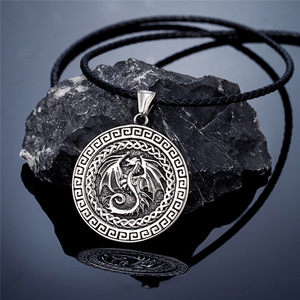 Collier avec pendentif rond en forme de dragon Viking, en acier inoxydable, 60cm, bijoux cadeau unisexe - Product Image 1