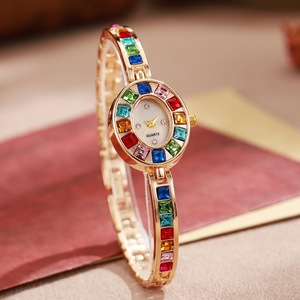 <span class=keywords><strong>Orologio</strong></span> da <span class=keywords><strong>Donna</strong></span> Stile Bracciale, <span class=keywords><strong>Elegante</strong></span> <span class=keywords><strong>Orologio</strong></span> a Bracciale Ovale con Gradiente Arcobaleno, Gioiello <span class=keywords><strong>Elegante</strong></span> con Catena a Polsino - Product Image 2