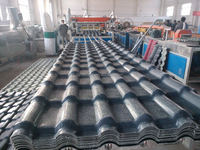 Machines de fabrication de tuiles de toit en PVC de luxe colorées, machines de fabrication de tuiles de toit en plastique ondulé revêtues de caoutchouc, machines de fabrication de tuiles de toit en résine synthétique