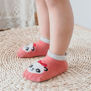 Calcetines Antideslizantes para Bebés al por Mayor, Otoño Invierno, Lindos Dibujos Animados, Estampado de Letras, Suela de Goma para Niños y Niñas - Product Image 2