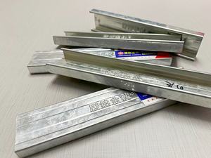 <span class=keywords><strong>Rail</strong></span> de suspension de <span class=keywords><strong>plafond</strong></span> en acier zingué au design moderne, facile à installer et personnalisable en longueur - Product Image 4