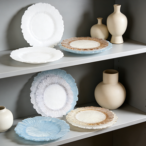 Assiettes de présentation rondes en plastique or rose de 13 pouces avec motif floral et bord festonné pour décorations de mariage et de dîner – Vente en gros - Product Image 1