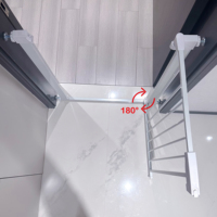Barrière de sécurité moderne en métal à motif uni pour animaux de compagnie et enfants, barrière réglable transfrontalière pour bébés avec conception sans perçage