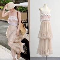 Ensemble d'été décontracté et tendance pour femme : haut bustier en dentelle et jupe plissée rose à volants