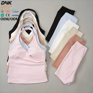 Top Halter con Cuello en V Cruzado y Corte Ajustado, Fabricantes OEM Personalizados, con Conjunto Deportivo para Mujer - Product Image 1