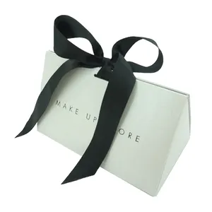कस्टम उपहार पैकेजिंग कागज बॉक्स के साथ Foldable त्रिकोण उपहार बॉक्स काले रिबन