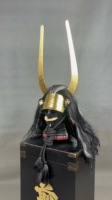 Casque de samouraï Kabuto avec grand ornement doré en forme de U, Menpo à cheveux longs, casque japonais portable pour adulte, pour exposition