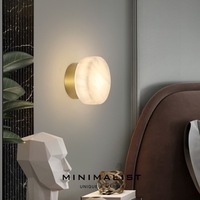 Applique Murale en Marbre Galet, Abat-jour Carré Arrondi, Base Dorée, Lumière Chaude, pour Chambre, Salon, Couloir, Hôtel – Applique Murale Moderne et Élégante