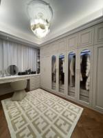 Ensemble de dressing sur mesure gris clair de luxe à l'italienne - Armoire intégrée avec porte en verre cannelé cintré et coiffeuse