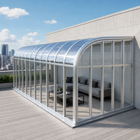 Véranda coulissante en verre avec panneaux en aluminium transparent, structure de toit courbée fixée au mur pour patio et cour