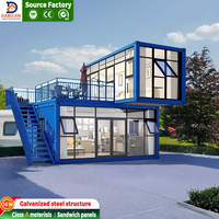 Bâtiment de bureau préfabriqué style ferme en conteneur maritime, design moderne, panneaux sandwich acier-bois respirants, installation rapide en modules