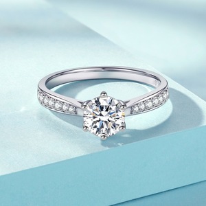 <span class=keywords><strong>Anello</strong></span> <span class=keywords><strong>Solitario</strong></span> in Moissanite da <span class=keywords><strong>1</strong></span> <span class=keywords><strong>Carato</strong></span> D VVS1 a Prezzo di Fabbrica con Certificato GRA, Supera il Test del Diamante, Vendita all'Ingrosso - Product Image 3