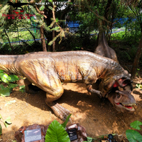 Robot dinosaure animatronique T-Rex en combat dans le parc à dinosaures
