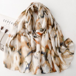 Écharpe longue de plage pour femme, design de marque, style hijab, imprimée à paillettes dorées vintage, avec pompons - Product Image 3