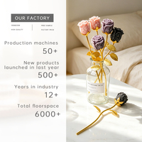 Statue de fleur en gravier de cristal naturel fait main en gros, rose avec feuille dorée, pour cadeau romantique