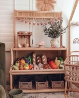 Petit stand de vente en rotin, mignon et polyvalent, pour enfants, à une face, deux rangées, avec étagères vierges et tableau noir, vente en gros