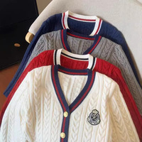 Kardigan Rajut Kabel Biru Dongker Preppy Logo Kustom OEM, Sweater V-Neck Bergaris Rib Knit Kancing Crest Kasual untuk Wanita