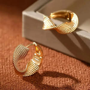 Orecchini a polsino a forma di C con nodo intrecciato per donna, accessori per l'orecchio semplici da indossare tutti i giorni - Product Image 3