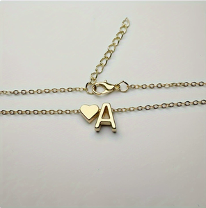 Venta al por mayor más barata: Peque<span class=keywords><strong>ñ</strong></span>o colgante de <span class=keywords><strong>letra</strong></span> dorada de aleación con corazón <span class=keywords><strong>y</strong></span> 26 letras mayúsculas del alfabeto, de moda. - Product Image 2