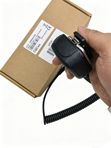 Micrófono de Mano con Altavoz Remoto PMMN4076A con Conector de Audio de 3.5mm, Compatible con Radios Bidireccionales XPR3300 XPR3500 - Product Image 3
