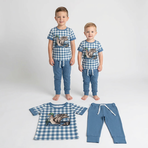 Ensemble pyjama imprimé canard mallard pour garçons, haut à manches courtes en vichy bleu, pantalon long à cordon de serrage, tenue 2 pièces pour enfants - Product Image 1