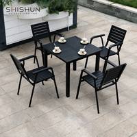 Ensemble de table et chaises de salle à manger en plastique-bois pour l'extérieur - Cadre métallique durable résistant aux intempéries pour villa, cour et usage de loisirs