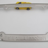 Cadre de plaque d'immatriculation en acier inoxydable chromé avec logo personnalisé gravé, estampé et rempli de couleur pour voiture américaine