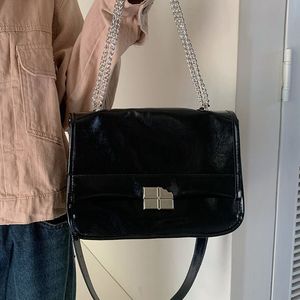 กระเป๋าสะพายหนังสีดำพร้อมสายโซ่ กระเป๋าสะพายข้างแบบแม่เหล็กสำหรับใช้ในชีวิตประจำวัน - Product Image 1