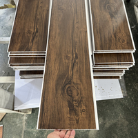 Panneau de plafond en PVC stratifié à grain de bois foncé, plat et décoratif, pour restaurant, villa, intérieur commercial