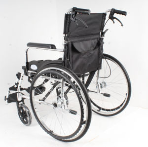 Nouveau modèle de fauteuil roulant manuel en alliage d'aluminium avec cadre argenté brillant, capacité de 100 kg, roues arrière de 20 pouces, certifié CE - Product Image 4