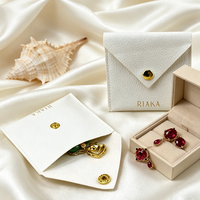 Pochette à bijoux en cuir PU blanc avec logo personnalisé de luxe, fermeture à pression, mini sac pour boucles d'oreilles, bagues, colliers et emballage cadeau