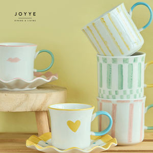 JOYYE Set di piatti a forma di cuore personalizzato dipinto a mano dolce atmosfera da ragazza matrimonio Set di stoviglie in ceramica con bordo floreale - Product Image 2