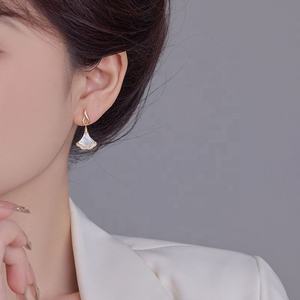 Exquisitos Pendientes de Perlas de Imitación Geométricos Chapados en Oro de Alta Gama para Mujer, Regalo Moderno, Nuevo, Versátil y de Lujo - Product Image 5