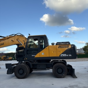 Excavatrice sur pneus Hyundai 210W-9 d'occasion de Corée, modèle 2023, avec moteur Cummins, pompe hydraulique et roulement PLC, 21 tonnes, en bon état, à vendre - Product Image 1