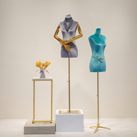 Mannequin de luxe en velours pour femme avec bras articulés en métal chromé, buste demi-corps pour vitrine de boutique de mariée