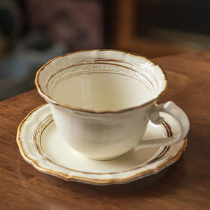 Ensemble de tasse et soucoupe à café en céramique vintage, motif floral, style japonais, luxe léger, design rétro pour le bureau et la maison - Product Image 1