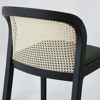 Chaise de bar au design minimaliste et simple, avec cadre en bois massif, dossier en rotin et assise rembourrée, pour bar à domicile ou cuisine