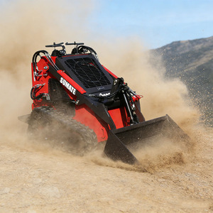 รถตักล้อยางขนาดเล็ก Soamte รุ่น Mini Skid Steer Loader เครื่องยนต์ดีเซล Kubota ได้รับการรับรองมาตรฐาน EPA น้ำหนัก 950 กก. รับประกัน 2 ปี ปั๊มไฮดรอลิก เกียร์ PLC - Product Image 1