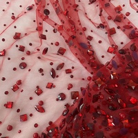 Offre Spéciale de cristal strass irrégulier rouge avec tissu de tulle perlé pour la décoration de robe en dentelle
