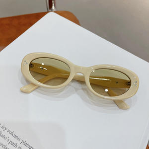 Lunettes de soleil ovales noires D4-20311 pour femmes, protection UV400, monture PC, rivets à points, style tendance - Product Image 2