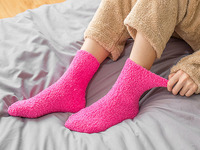 Chaussettes d'hiver douillettes pour femme avec broderie logo de haute qualité, chaussettes d'intérieur épaisses en polaire corail, chaussettes chaudes OEM/ODM