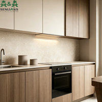 Meubles de cuisine en forme de L SLS Japandi, placage bois et laque mate, rangement modulaire personnalisé pour projets résidentiels haut de gamme