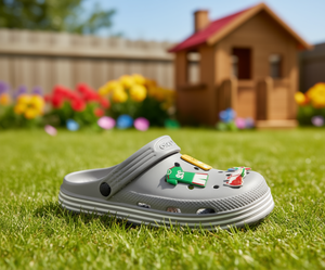 รองเท้าแตะเด็กสีเทาแบบสวม ตกแต่งด้วยเข็มกลัดลายการ์ตูน ไซส์ 21 รองเท้าลำลองสำหรับฤดูร้อน พื้นรองเท้า EVA ทรงกลม ไม่มีส้น - Product Image 2