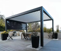 Pergola en aluminium à lames classiques de luxe avec éclairage LED motorisé, finition écologique thermolaquée pour usage extérieur dans la cour