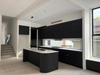 Armoire de cuisine moderne cannelée foncée contemporaine avec évier de robinet de panier de tiroir de charnière pour l'usage d'appartement