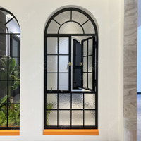 Fenêtre à battant en aluminium sur mesure à arche, avec grille décorative, verre texturé, poignée en laiton antique, style vintage pour maison de campagne résidentielle