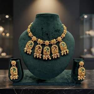 Conjunto de Joyería de Templo Chapado en Oro Antiguo del Sur de la India con Motivos de Elefante y Pavo Real en Esmalte Verde, Collar y Pendientes Colgantes para Mujer - Product Image 2