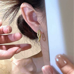 Pendientes de aro de doble capa con micro pavé de moissanita VVS GRA, modernos y sencillos, de cobre con relleno de oro de 14K, joyería duradera para mujer. - Product Image 3