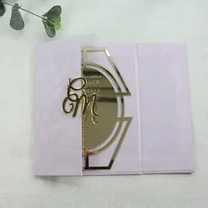Cartão de Convite de Casamento em veludo com textura rosa, capa de papelão, espelho dourado, acrílico, com letras gravadas